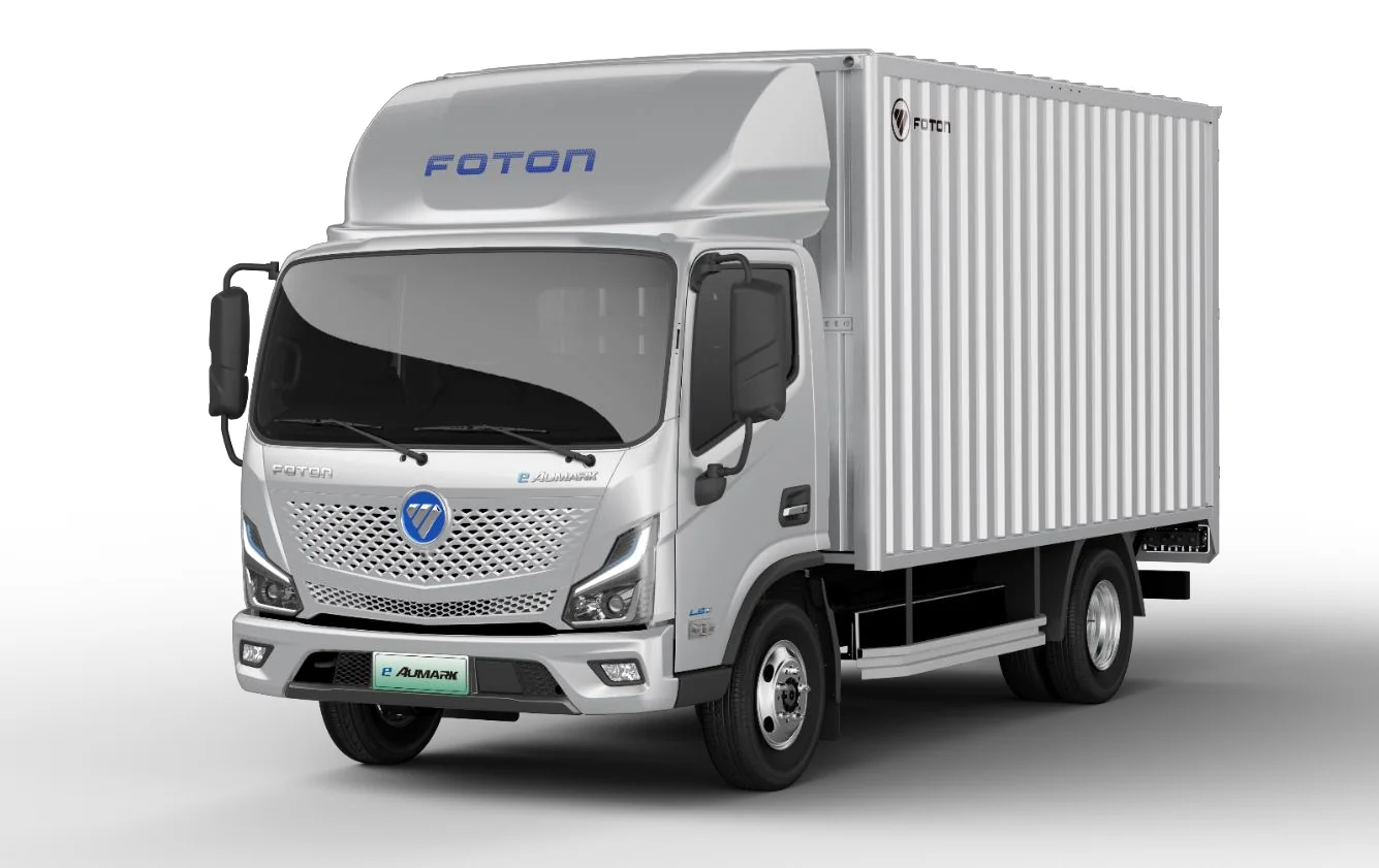 Foton eAumark 9 com baú em vista 3/4, fundo branco
