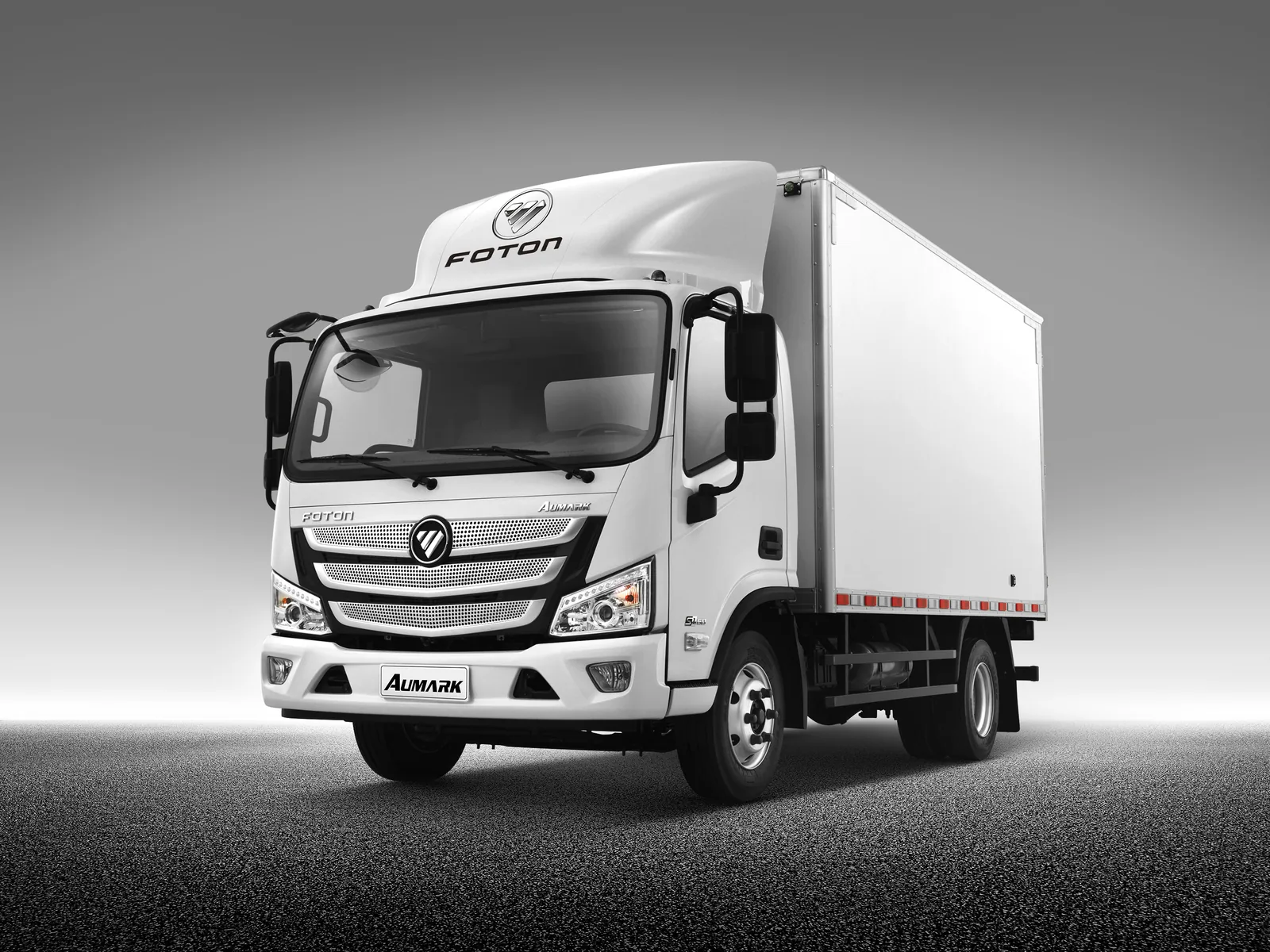 Aumark S com baú — vista 3/4 frontal em estúdio