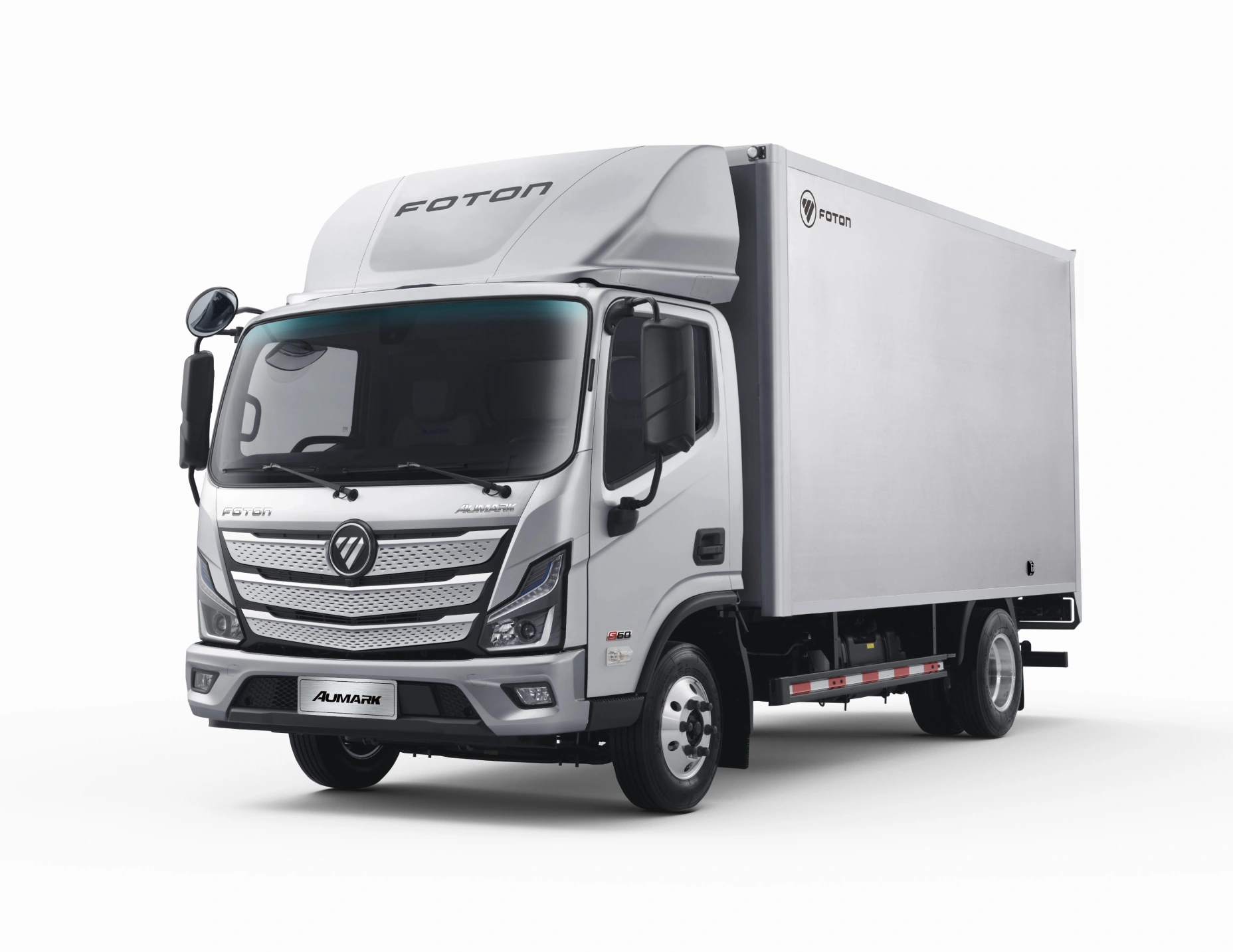 Aumark S315 com baú — vista 3/4 frontal (foto Foton do Brasil)