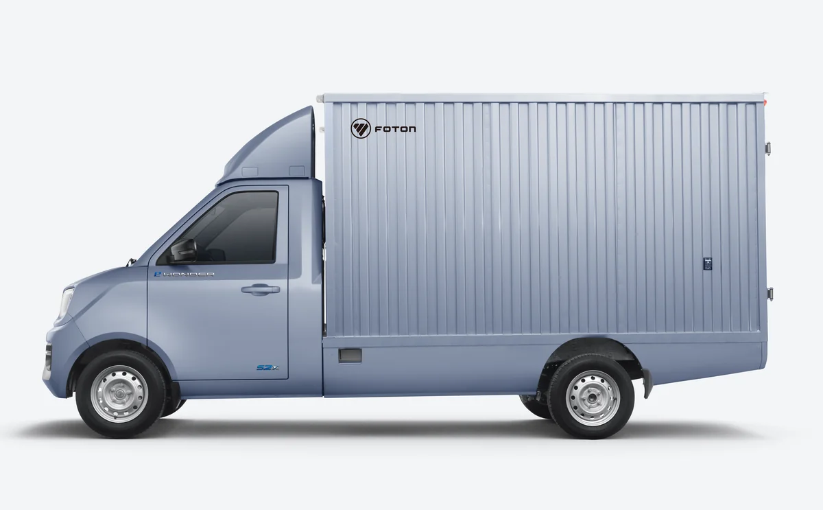 Foton eWonder com baú em vista lateral