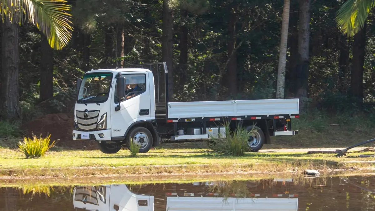 Aumark S com cabine nova e carroceria aberta
