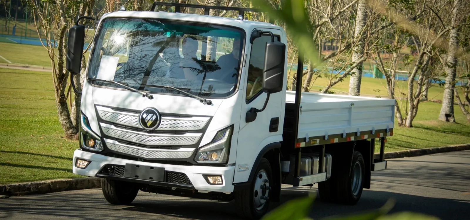 Aumark S315 com carroceria aberta — vista frontal (foto Foton do Brasil)