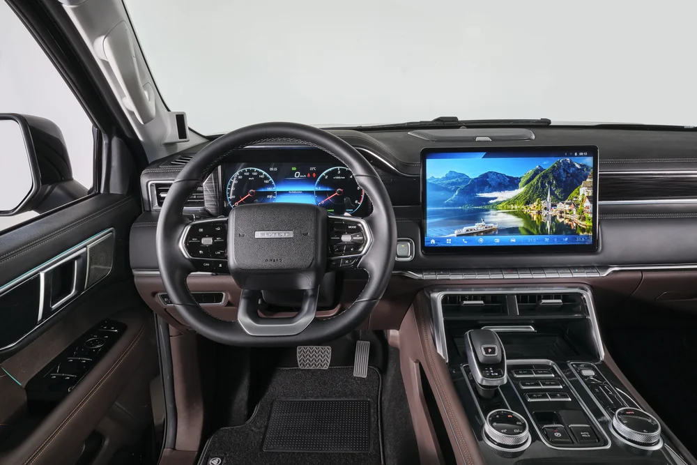 Posto de condução da Tunland com volante multifunções e câmbio por joystick