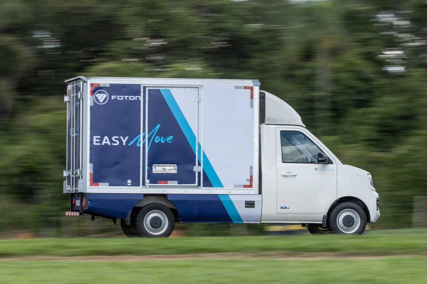 Foton eWonder com baú rodando em pista