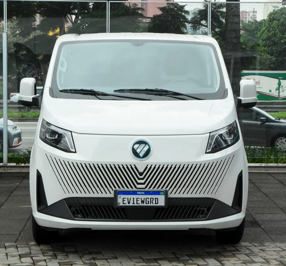 Foton eView Grand em vista frontal