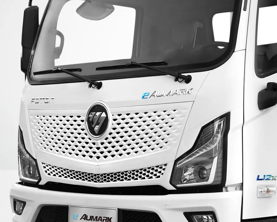 Frente do Foton eAumark 12T com grade vazada e emblema eAumark