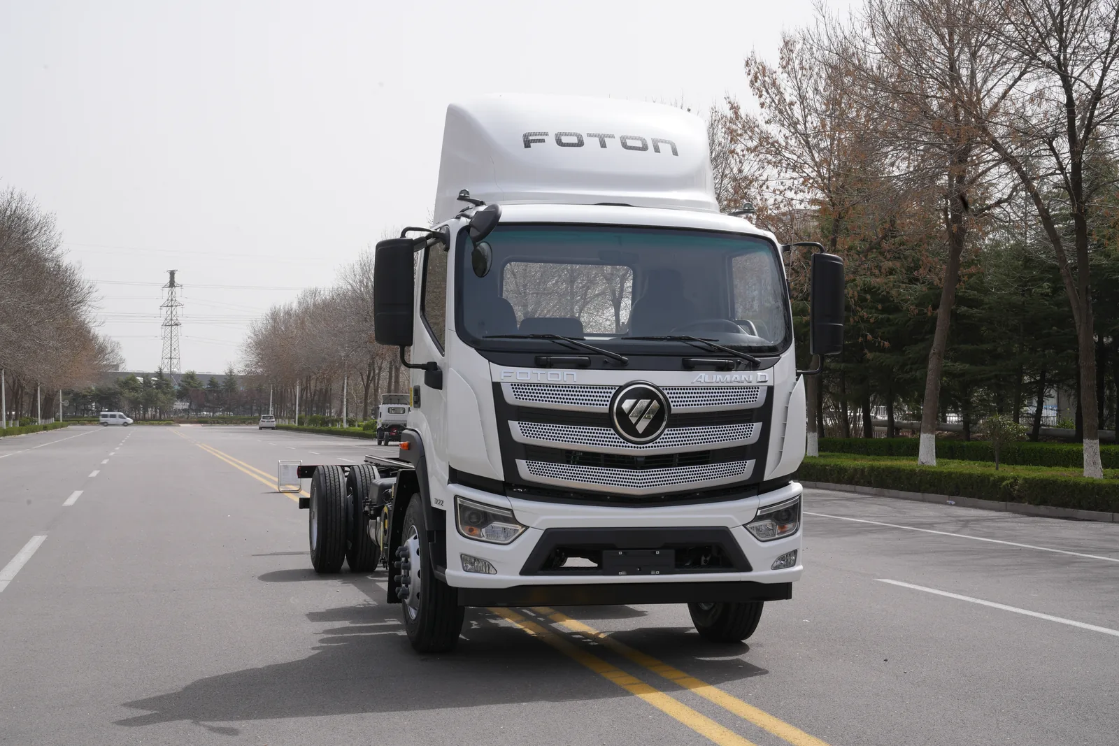 Auman D 1722 — chassi 4x2 visto de frente na estrada
