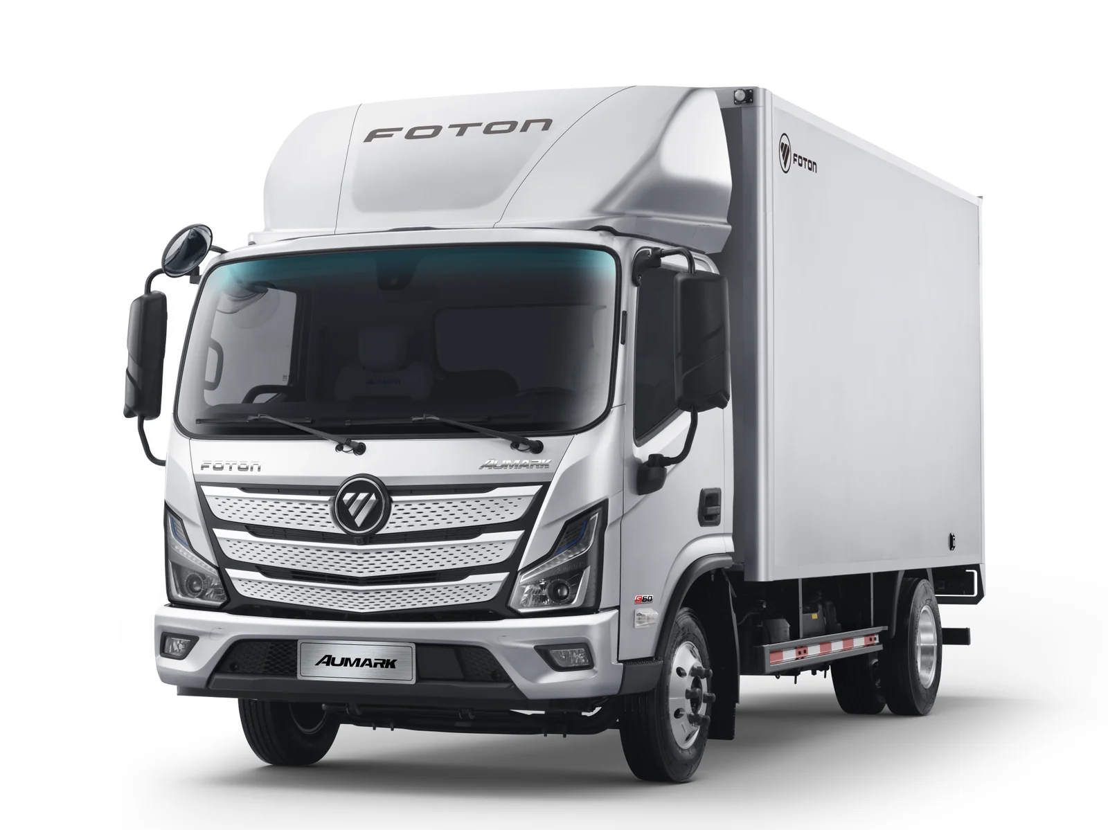 Foton Aumark S com cabine nova e baú — vista 3/4 frontal