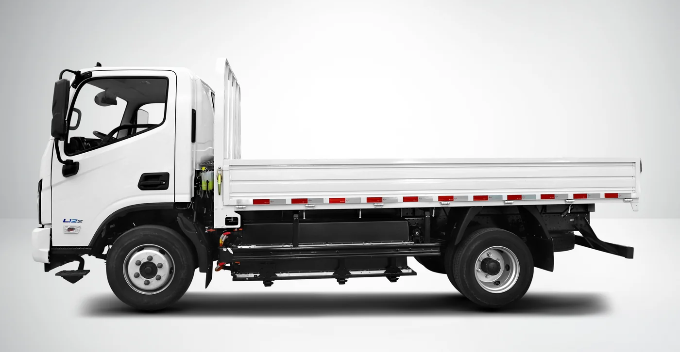 Foton eAumark 12T com carroceria de carga seca em vista lateral