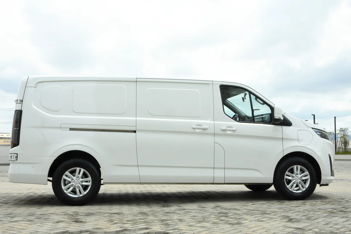 Foton eView Grand em vista lateral