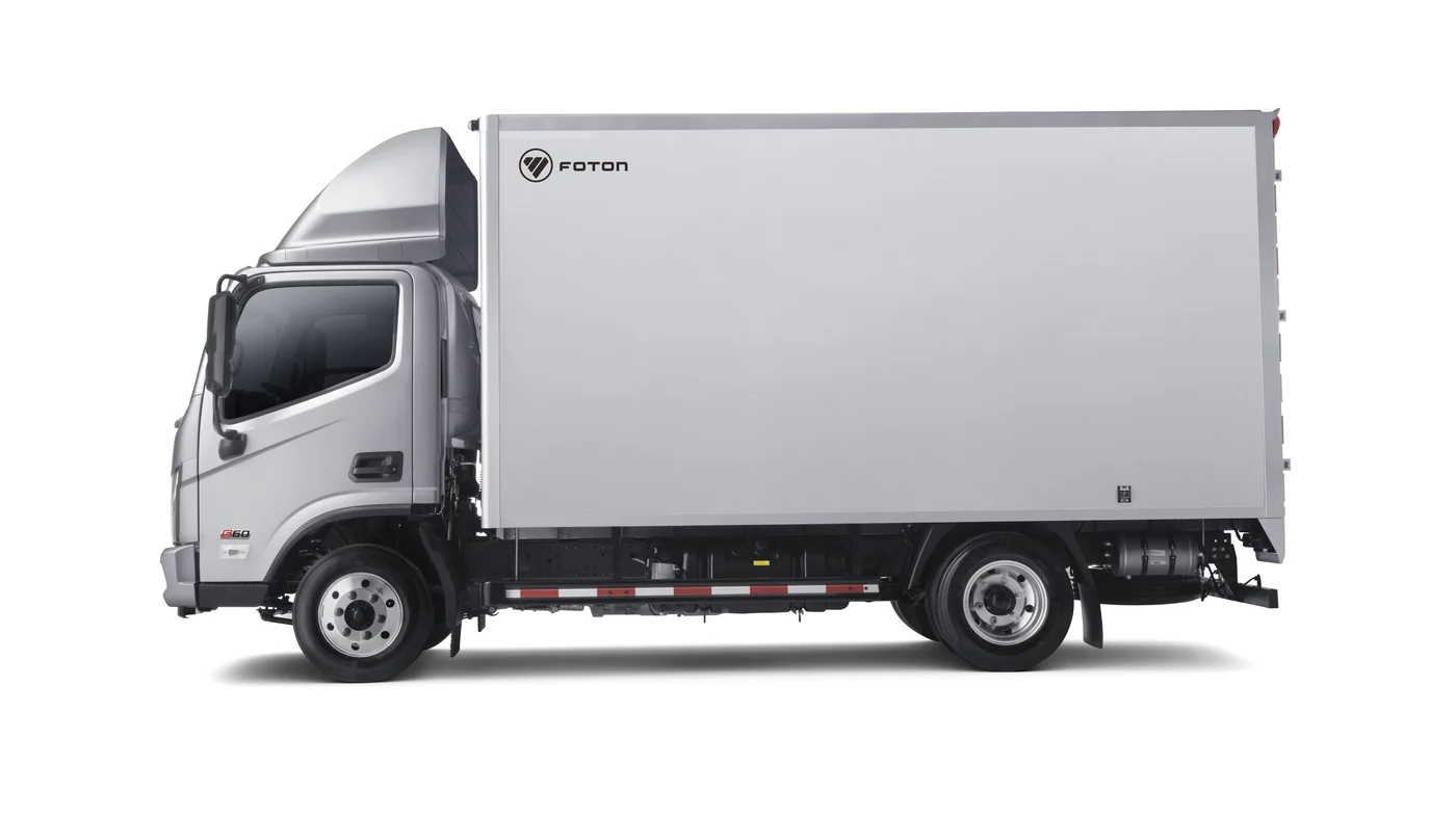 Aumark S com cabine nova e baú — vista lateral