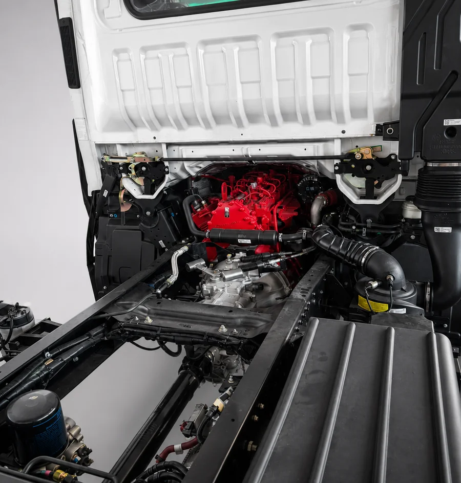 Motor Cummins sob a cabine basculada de um Aumark S