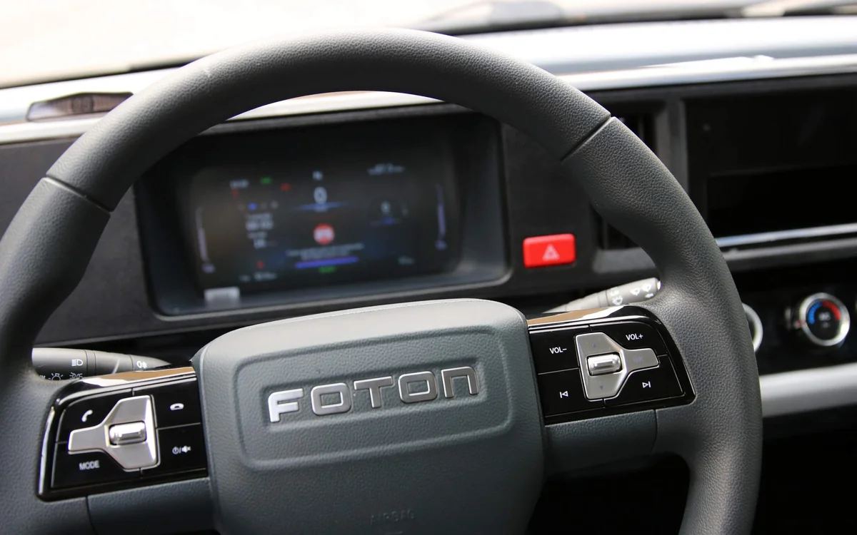 Volante multifuncional e painel digital do Foton eWonder