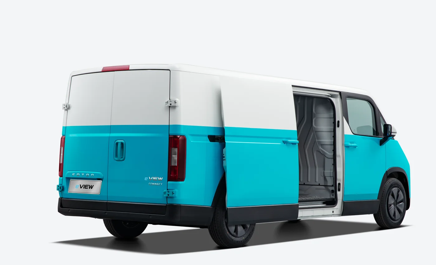 Foton eView Connect em vista 3/4 traseira com a porta lateral aberta