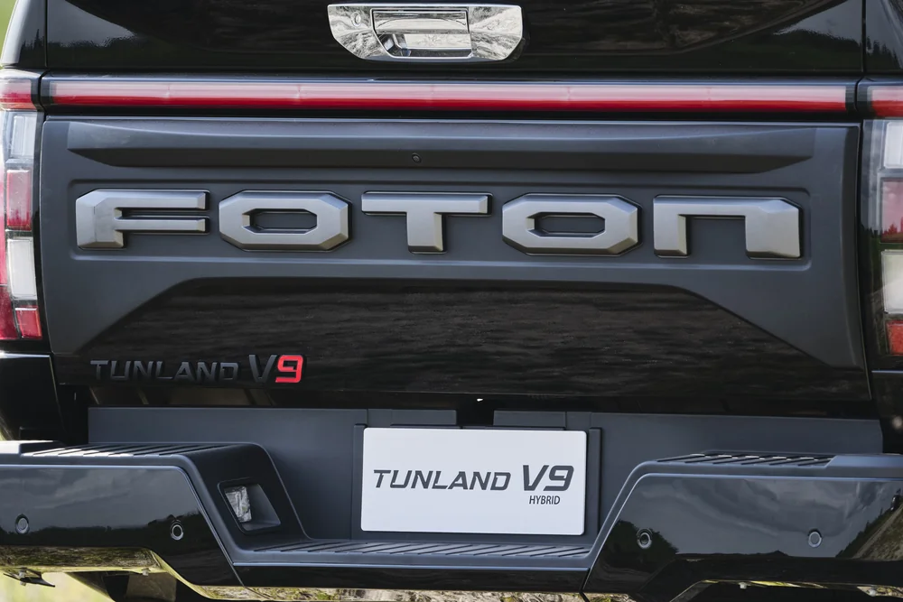 Tampa traseira da Tunland V9 com emblema TUNLAND V9