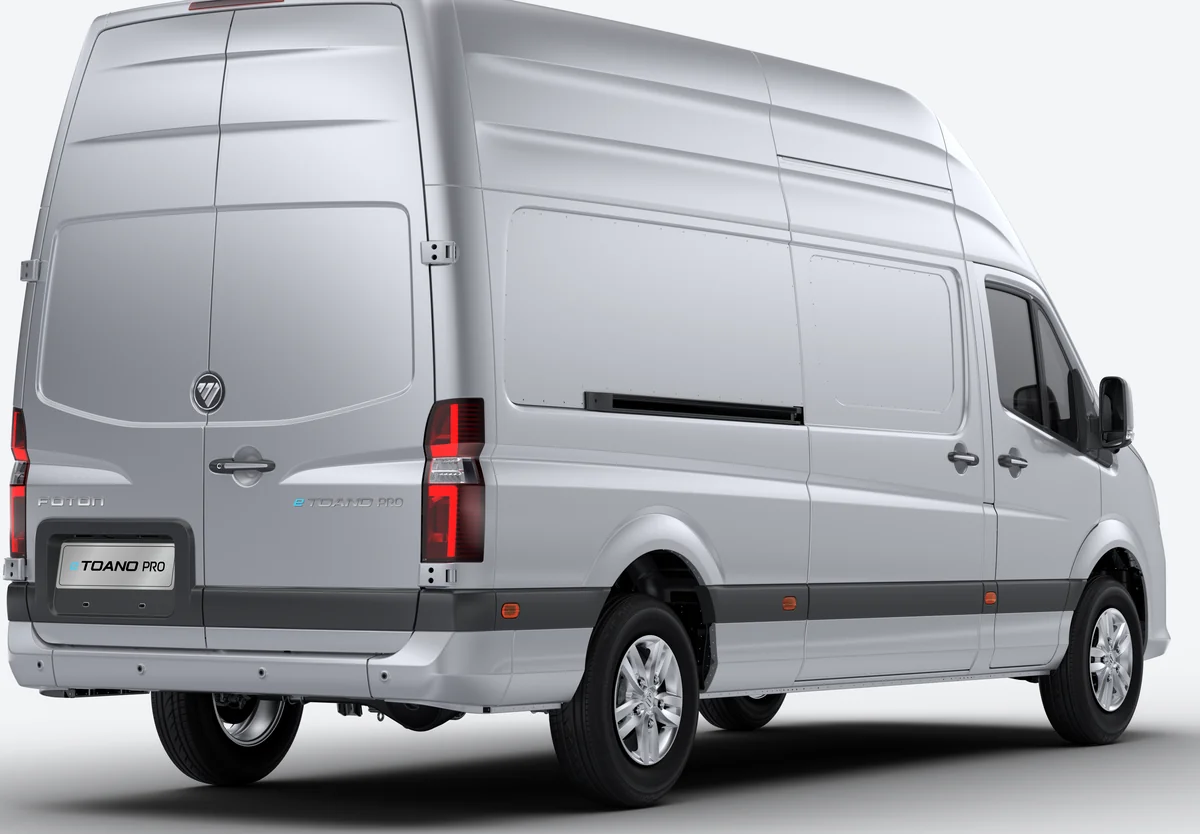 Foton eToano Pro em vista 3/4 traseira, fundo claro