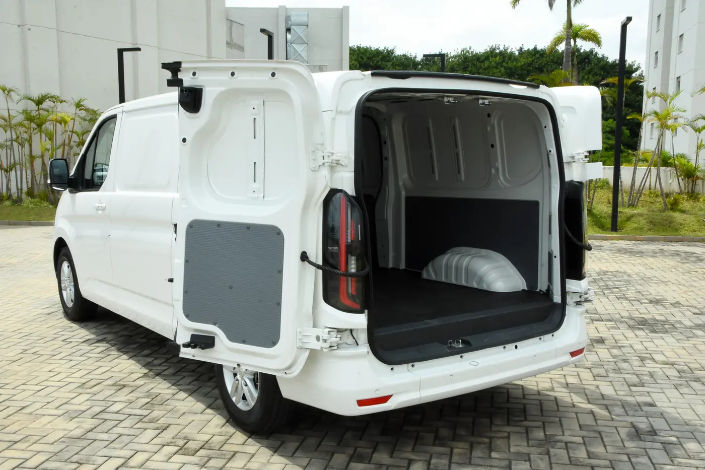 Foton eView Grand com as portas traseiras abertas