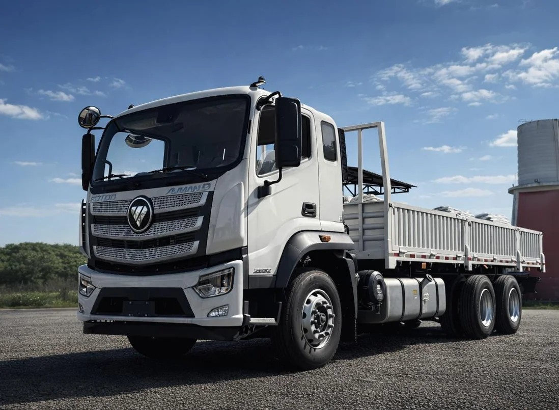 Foton Auman D 2632 — truck 6x2 com carroceria de carga seca