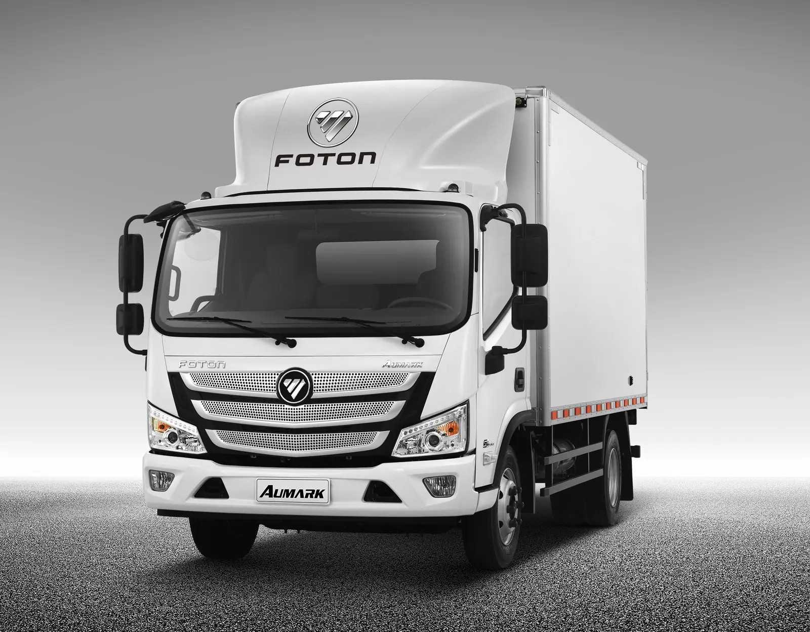 Foton Aumark S com baú — cabine da linha 1217, vista 3/4 frontal