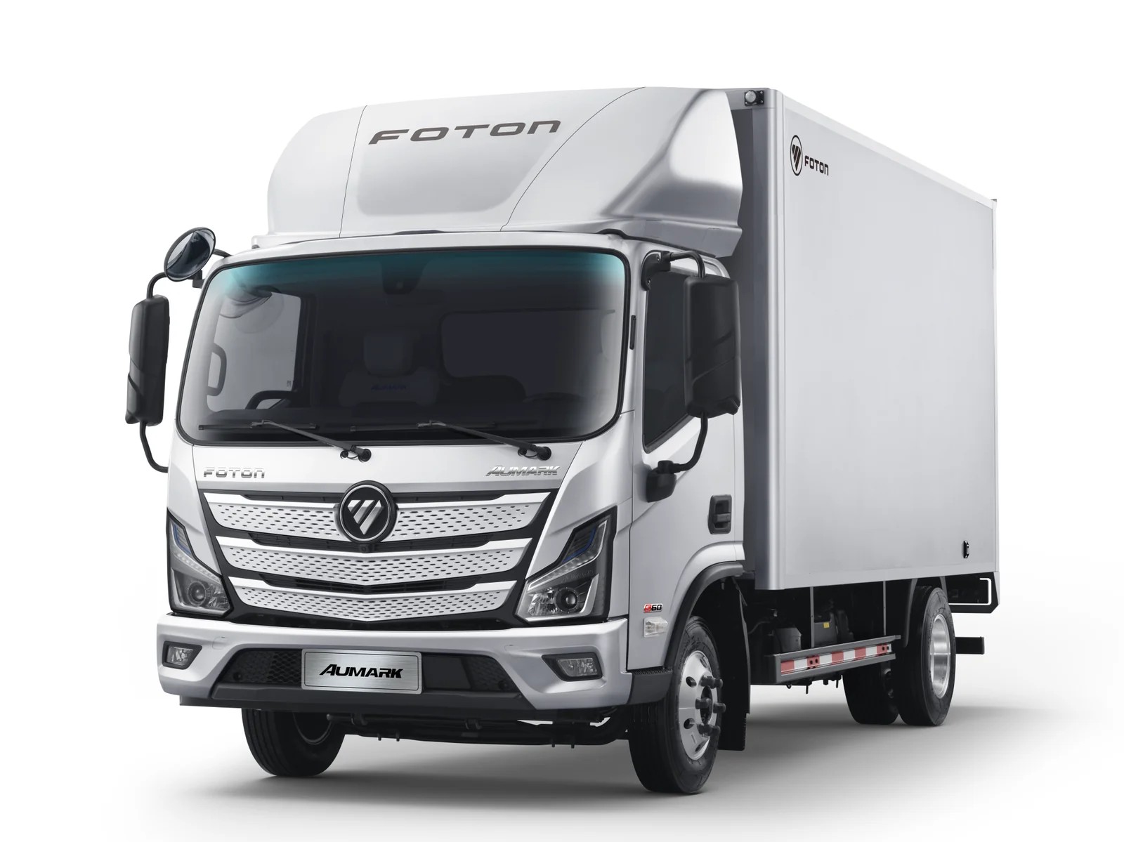 Foton Aumark S com cabine nova e baú — vista 3/4 frontal