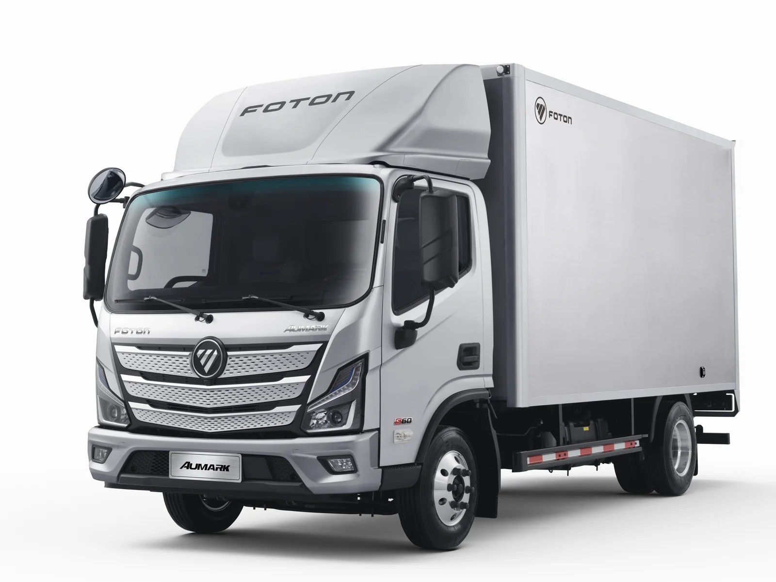 Foton Aumark S315 com baú — cabine nova, vista 3/4 frontal